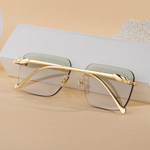 Gafas de Sol Fotocromáticas sin Marco Cuadradas para Mujer Zx 3080, Color Dorado Gris Claro que se Convierte a Gris, Protección UV400 Clase 2, Lentes de Sol de Plástico y Metal - Product Image 5