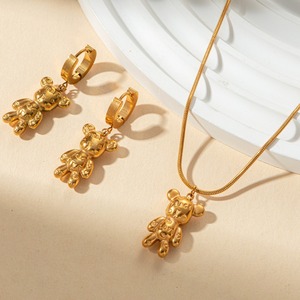 Set di Collana con Ciondolo a Forma di Orsetto in Inglese Placcato Oro, Elegante e Personalizzato, Stile alla Moda - Product Image 2