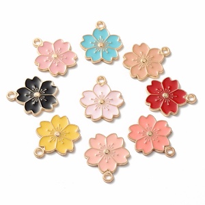 Pandahall 100pcs Liontin Enamel Paduan Warna Campuran Emas Muda Motif Bunga Sakura - Product Image 5