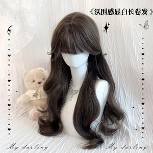 วิกผมยาวหยิกสไตล์โลลิต้า พร้อมหน้าม้าปัดข้าง เส้นผมดูเป็นธรรมชาติ ความหนาแน่น 130 เส้นใยคาเนคาลอน วิกผมเต็มศีรษะสำหรับผู้หญิง - Product Image 5