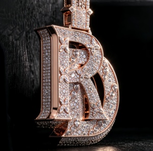 Colgante personalizado con letras incrustadas de diamantes, corte esmeralda, moissanita VVS, chapado en oro sobre plata de ley 925, a la moda. - Product Image 2