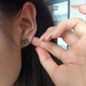 Hip Hop Moissanite Clip-on Earrings Four-Leaf Clover Design Black Retro Magnetic For Women No Piercing Party Fashion Jewelry - Product Image 4