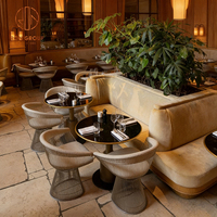 Ensemble de meubles de restaurant moderne et personnalisé avec table demi-cercle en rotin et plateau en pierre, canapé en velours et chaises pour café