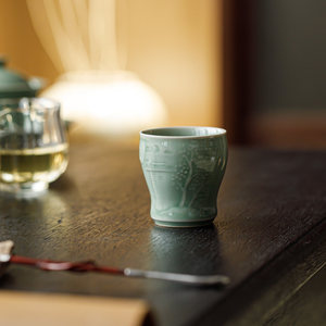 Taza de Té de Cerámica Guanlan Yue Kiln Celadon Shadow Carved, Taza de Degustación Personal, Estilo Chino Tradicional, Taza Individual - Product Image 3
