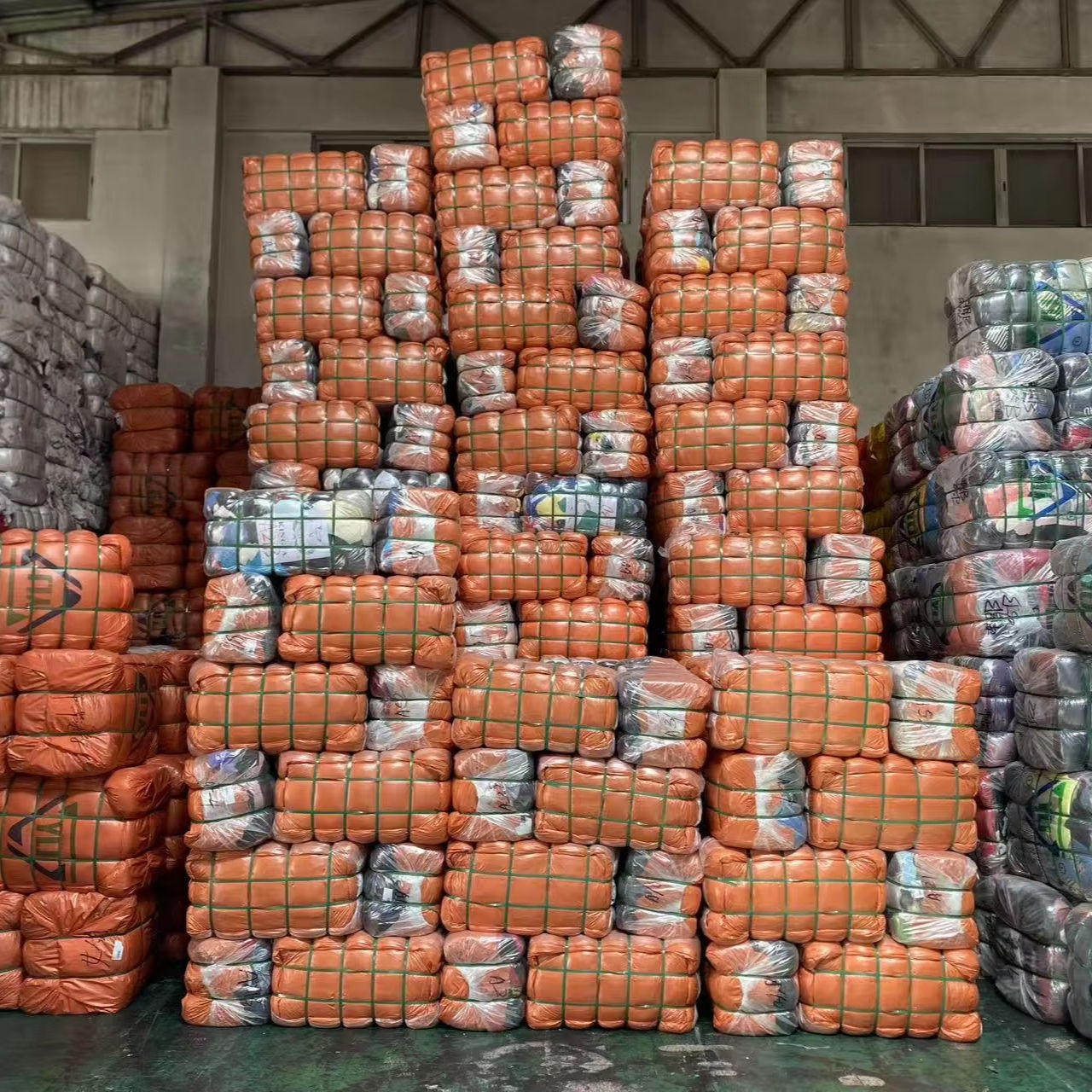 Tendance, propre 40 kg de vêtements en excellent état