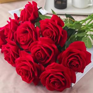 Vente en gros de fleurs artificielles en soie synthétique de haute qualité, roses rouges en velours à toucher réel pour la décoration de mariage - Product Image 6