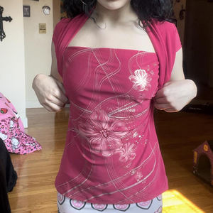 Camiseta de manga corta ajustada con estampado floral tejido estilo vintage americano 2026 para mujer, con hombros estructurados y efecto de capas, top sexy de estilo urbano. - Product Image 3