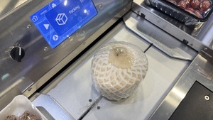 Machine d'emballage automatique grand format pour film plastique, spécialisée pour brochettes de bananes, viande, cadeaux haut de gamme, et destinée aux marchés alimentaires, à fonctionnement simple. - Product Image 5