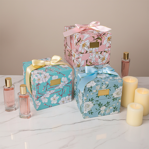Boîte carrée rigide personnalisée à motif floral avec ruban et gaufrage doré, emballage portable, réutilisable et écologique pour bonbons de mariage - Product Image 1