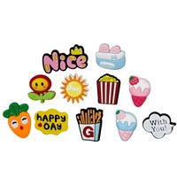 Grenzüberschreitende kleine Erdbeer-Unisex-PVC-Cartoon-Schuh-Haarspange, Lochblumen-Schnalle, Zubehör, Handyhülle, DIY, Fujian-Frucht