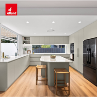 Armoire de cuisine Alland moderne minimaliste, finition mate vert sauge mat, bord arrondi incurvé, partie supérieure cannelée et rainurée