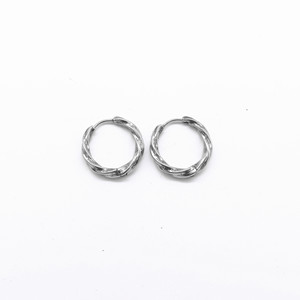 Yunnique Pendientes de aro retorcidos minimalistas de acero y titanio plateado, diseño geométrico redondo para mujer - Product Image 1