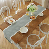 Chemin de table élégant YINUAN en jacquard avec pompons, vert sauge clair, motif damassé géométrique, décoration de table de salle à manger