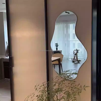 Miroir mural sur pied au design moderne irrégulier, grand miroir décoratif en verre pour salon et chambre à coucher