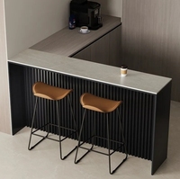 Table de bar, table haute à poser contre le mur, séparation de salon
