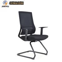 Chaise de bureau à dossier en maille avec accoudoirs, chaise visiteur cantilever avec base en traîneau, idéale pour les bureaux et les salles de conférence.