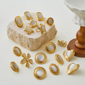 Ensemble minimaliste européen et américain de boucles d'oreilles et de bagues en titane avec pierres œil-de-chat, au design tendance et original. - Product Image 1