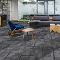 Dalles de moquette commerciales 50x50cm en PP à boucles, pour bureaux, vente en gros, fabricant avec échantillons gratuits