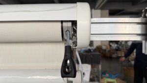 Stores solaires motorisés pour fenêtres avec protection solaire intégrée, installation facile, en polyester - Product Image 4