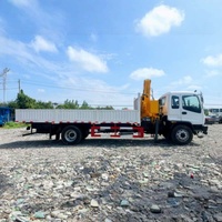 Grue de chantier ISUZ U à essieu simple montée sur camion avec flèche articulée à 4 sections XC MG de 8 tonnes et pompe hydraulique haute performance