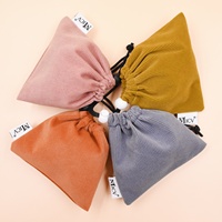 Vente chaude, logo personnalisable OEM, pochette à bijoux en velours côtelé anti-poussière 12*11cm, étiquette tissée de haute qualité, pochette à bijoux à cordon unique