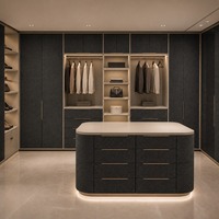 Dressing en cuir avec organisateurs recouverts de cuir, étagères de présentation et îlot central pour un rangement personnalisé