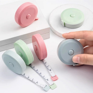 Regla suave de plástico de <span class=keywords><strong>Color</strong></span> promocional de 1,5 m/60 pulgadas, cinta de tela hecha a mano portátil, ecológica, retráctil automático - Product Image 1