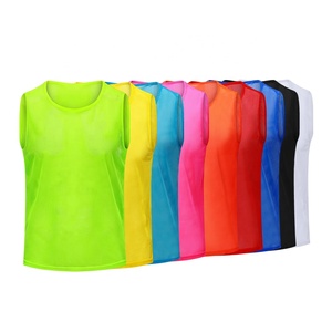Bavettes d'entraînement de football personnalisées et bon marché Vente en gros - Product Image 1