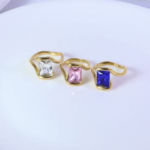 Bague tendance en acier inoxydable plaqué or 18 carats PVD avec zircon violet, ajustable et personnalisable, pour femme, vente en gros - Product Image 3