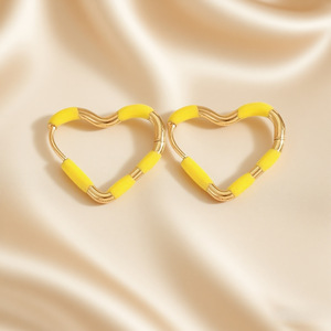 CAIOOCHE <span class=keywords><strong>Orecchini</strong></span> Colorati Impermeabili in Acciaio Inossidabile, Nuovi <span class=keywords><strong>Orecchini</strong></span> a Cerchio Placcati Oro con Smalto a Goccia a Forma di Cuore, Regalo per la <span class=keywords><strong>Festa</strong></span> <span class=keywords><strong>della</strong></span> <span class=keywords><strong>Mamma</strong></span> - Product Image 2