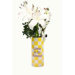 Vaso in ceramica con design a scacchi gialli e testo 'Love Is In Bloom' per composizioni floreali - Product Image 1