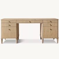 Bureau de direction élégant et moderne en chêne clair cannelé à 7 tiroirs avec poignées en laiton et pieds coniques pour bureau à domicile, personnalisable OEM
