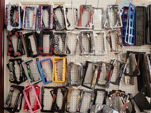 Cadre de plaque d'immatriculation personnalisé en acier inoxydable - Conception à fixation latérale pour utilisation universelle sur véhicule - Product Image 6