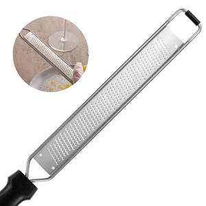 Râpe à main multi-usages en acier inoxydable Mini râpe à fromage citron et ail à bord fin avec couvercle Essentiel <span class=keywords><strong>de</strong></span> <span class=keywords><strong>cuisine</strong></span> - Product Image 3