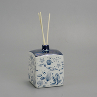 Bouteille en céramique de porcelaine en gros, blanche émaillée, motif coquillage, pour huiles parfumées d'ambiance, ensemble d'aromathérapie avec bâtonnets en rotin, OEM