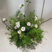 Nieuwe design groene blad bloemen kunstbloemen rij decoratie kunstmatige witte roos bloemstuk voor bruiloftdecoratie