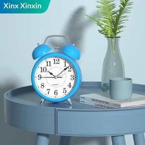 새로운 소형 침대 옆 기계식 알람 시계 학생 어린이 귀여운 만화 디자인 금속 발광 기상 시계 트위스트 침실 실내용 - Product Image 4