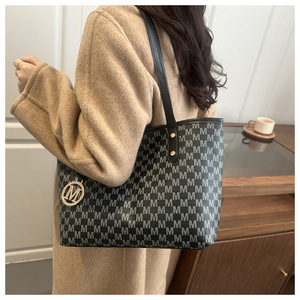 กระเป๋าโท้ทผู้หญิงสุดเก๋ สไตล์ฤดูหนาวใหม่ กระเป๋าสะพายไหล่สุดอินเทรนด์ กระเป๋าโท้ทความจุขนาดใหญ่ - Product Image 3