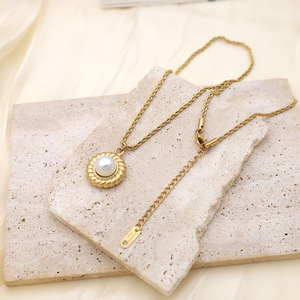 French Retro Style Pearl Pendant Clavicle Chain Gold Stainless Steel Bezel Setting Flower Shape Necklace For Women - Product Image 1