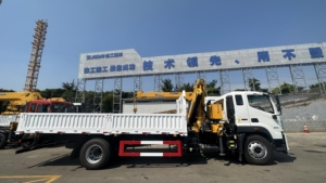 4x2 FOTON AUMAN CRANE TRUCK 270HP 8MT WITH GOOD QUALITY - Product Image 3