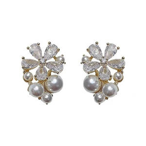 Boucles d'oreilles tendance pour femmes en argent 925 avec zircon floral et perle, style coréen, principalement en alliage - Product Image 1