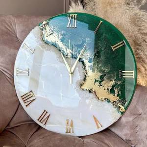 Horloge murale en résine époxy faite à la main, design bois, la plus vendue, pour la décoration moderne de la maison et du bureau, en vente - Product Image 2