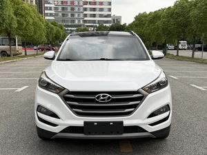 Hyundai <span class=keywords><strong>Tucson</strong></span> 1.6T automatique 2WD SUV 5 portes 5 places 7 vitesses à embrayage sec 177 ch sièges en cuir feux de jour à LED voiture d'occasion 2015 - Product Image 2
