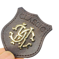Étiquettes de vêtements personnalisées en cuir avec logo métallique, nom de marque privé, écologiques, gaufrées, découpées au laser, cousues pour vestes
