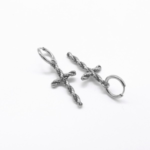 Pendientes de aro Huggie para hombre, chapados en oro, hipoalergénicos, con dije de cruz de cuerda retorcida, estilo vintage, punk, gótico - Product Image 2