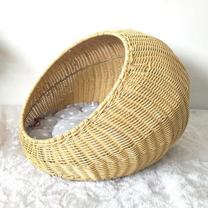 Cama ovalada de ratán para mascotas con cojín extraíble para uso en interiores, muebles para mascotas para las cuatro estaciones, relleno de poliéster lavable a mano. - Product Image 1