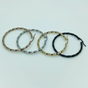 ต่างหูห่วงแบบหนีบ 316L สแตนเลสสตีลเคลือบ PVD ทอง 18K ดีไซน์เกลียว สำหรับทุกเพศ |   ทันสมัย ป้องกันอาการแพ้ น้ำหนักเบา กันน้ำ ทนทาน - Product Image 2