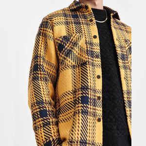 <span class=keywords><strong>Surchemise</strong></span> <span class=keywords><strong>jaune</strong></span> en coton recyclé avec deux poches plaquées sur le devant pour <span class=keywords><strong>homme</strong></span> - Product Image 2