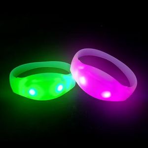 संगीत समारोहों और पार्टियों के लिए 4-6 घंटे की बैटरी लाइफ के साथ 4-6 घंटे की बैटरी लाइफ के साथ हॉट सेलिंग सॉफ्ट रिस्टबैंड - Product Image 6