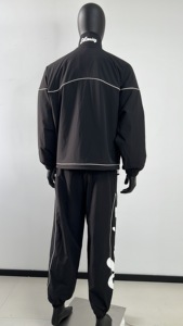 بدلة رياضية رجالية مخصصة بشعار خاص، مصنوعة من النايلون المسامي، مع شرائط جانبية عاكسة للضوء، مناسبة للجري ومقاومة للرياح - Product Image 3